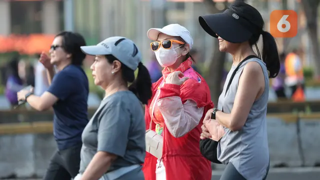 Warga Bermasker Saat Lari di CFD Jakarta