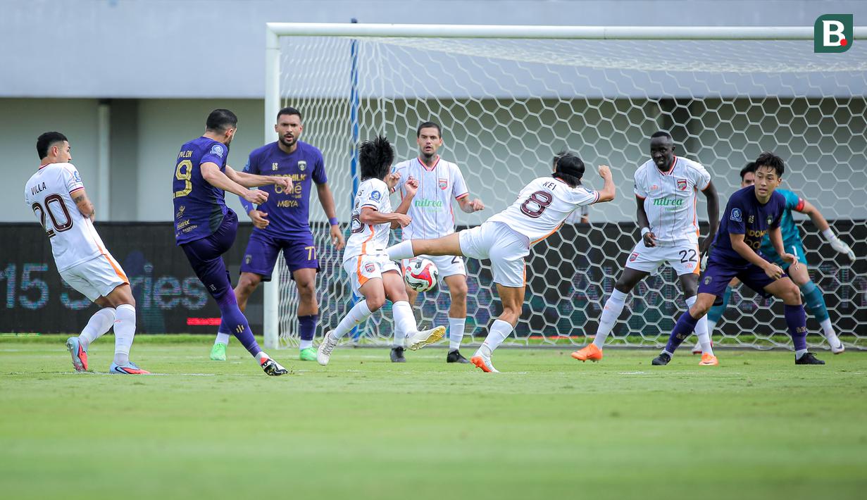 Javlon Guseynov sukses membobol gawang Borneo FC pada menit ketiga dan membuat Persita Tangerang unggul 1-0 dalam laga yang berlangsung di Indomilk Stadium, Tangerang, Banten. (Bola.com/Bagaskara Lazuardi)