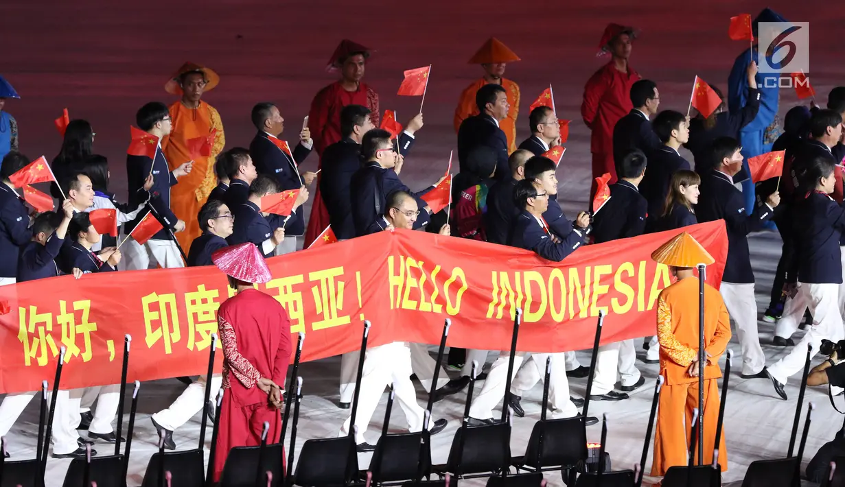 Atlet Para Games dari berbagai negara melakukan defile saat pembukaan Asian Para Games 2018 di Stadion Utama Gelora Bung Karno, Jakarta, Sabtu (6/10).  Ribuan atlet dari 41 negara akan berlaga. (Liputan6.com/Helmi Fithriansyah)