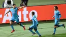 Pesepak bola Barcelona, Luis Suarez, berlari dikejar rekan-rekannya usai mencetak gol ke gawang Guangzhou Evergrande. (AFP/Toru Yamanaka)