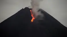 Gunung Merapi mengeluarkan lava pijar yang teramati dari Yogyakarta (7/1/2021). Pusat Vulkanologi Mitigasi dan Bencana Geologi (PVMBG) Badan Geologi Kementerian ESDM mencatat sebanyak 19 kali guguran lava pijar dari Gunung Merapi di daerah istimewa Yogyakarta dan Jawa Tengah. (AFP/Agung Supriyanto)