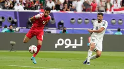 Drama tersaji pada babak 16 besar saat Yordania mengalahkan Irak dengan skor 3-2. Berkat hasil ini, The Chivalrous Ones lolos ke perempat final. (AP Photo/Thanassis Stavrakis)