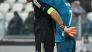 Striker Real Madrid Cristiano Ronaldo menyapa kiper Juventus Gianluigi Buffon usai pertandingan leg pertama perempat final Liga Champions di Stadion Allianz, Turin (3/4). Dua pemain ini terlihat saling menghormati. (AFP/Alberto Pizzoli)