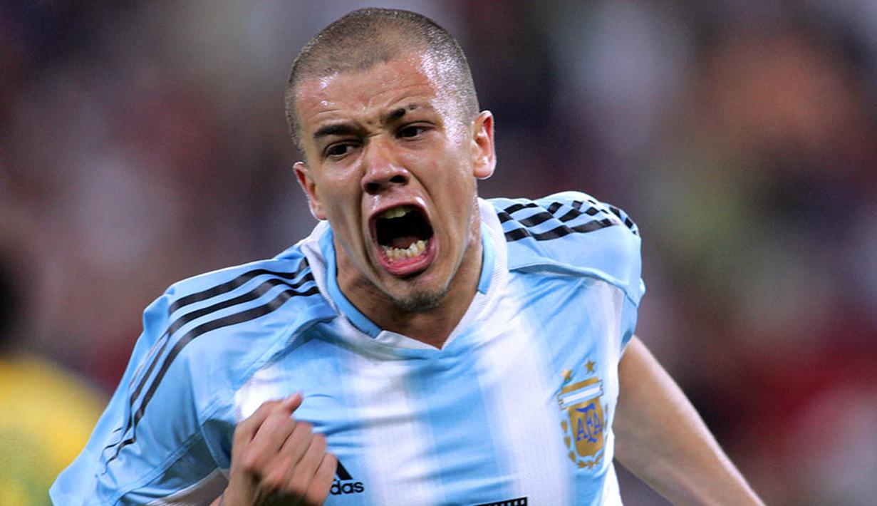 5. Andres D'Alessandro - Ketika muda D'Alessandro memiliki kemampuan di atas rata-rata, sehingga dirinya mendapat label The Next Mardona. Namun ternyata prestasinya tidak berkembang, dirinya hanya sempat 28 kali membela Argentina. (AFP/Daniel Garcia)