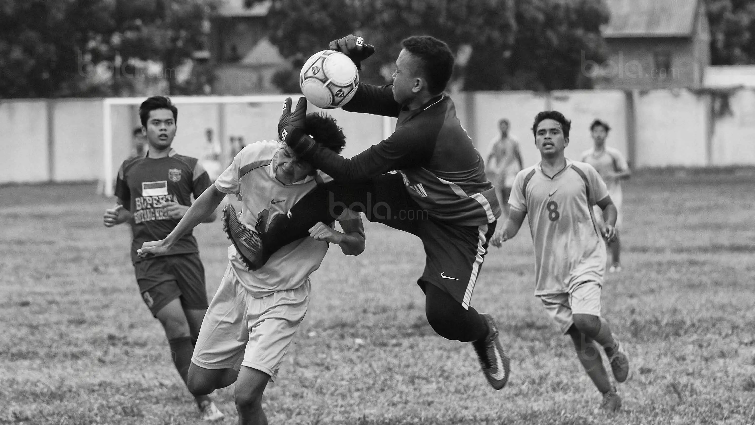 Pemain Persija U-17 berusaha mencetak gol pada laga fase grup Piala Suratin di Stadion Cendrawasih, Jakarta, Senin, (24/7/2017). Anak-anak Jakarta ini bermimpi untuk menjadi pemain Persija kelak. (Bola.com/M Iqbal Ichsan)