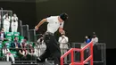 Atlet skateboard Indonesia Basral Graito Hutomo beraksi dalam final nomor street putra pada Asian Games 2026 di Tokoname, Jepang, Minggu (27/9/2026). (AP Photo/Dita Alangkara)