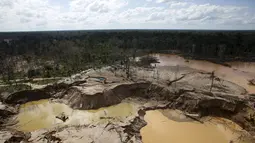 Pemandagan dari udara kawasan pertambangan emas ilegal di zona yang dikenal sebagai Mega 14, Madre de Dios, Amazon selatan, Peru, (13/7/2015). 10 persen hasil tambang emas ilegal ini menguasi pasar nasional Peru. (REUTERS/Janine Costa)