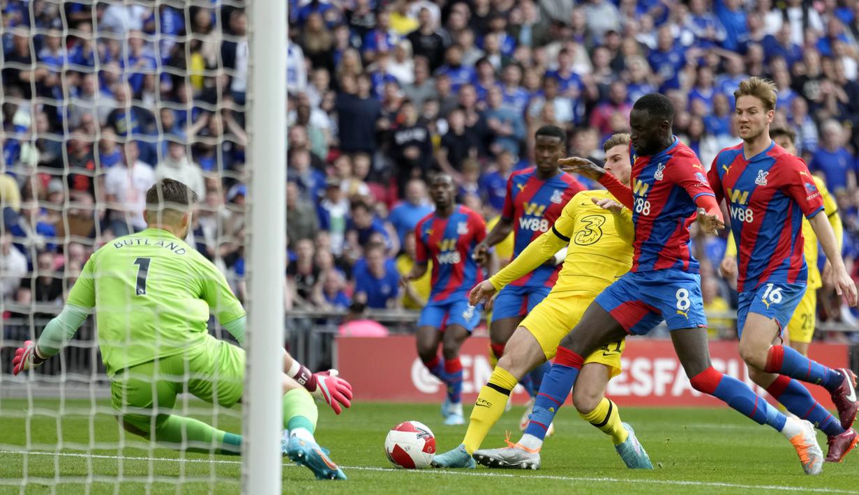 Laga berlangsung ketat sejak awal hingga akhir. Chelsea lebih mendominasi penguasaan bola, tetapi Timo Werner dkk. masih kesulitan membongkar pertahanan lawan. (AP Photo/Kirsty Wigglesworth)