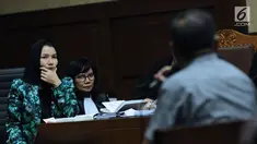 Bupati nonaktif Kutai Kartanegara, Rita Widyasari (kiri) menyimak keterangan saksi pada sidang lanjutan dugaan suap pemberian izin lokasi perkebunan kelapa sawit di Pengadilan Tipikor, Jakarta, Rabu (14/3).(Liputan6.com/Helmi Fithriansyah)