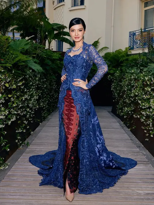 Penampilan luar biasa Raline Shah di Cannes mengenakan kebaya biru yang megah. Kebaya biru bersiluet modern dengan train super panjang menjuntai hingga ke lantai disempurnakan dengan kain batik sebagai bawahan. [Foto: Instagram/ralineshah]