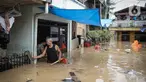 Warga dengan alat seadanya membersihkan rumah yang terendam banjir di kawasan Rawajati, Kalibata, Jakarta, Senin (10/10/2022). Tingginya curah hujan di kawasan Bogor mengakibatkan ratusan rumah di enam RT Kelurahan Rawajati terendam banjir dengan ketinggian mencapai dua meter. (Liputan6.com/Faizal Fanani)