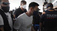 Pepe Costa (masker putih) saat menemani Lionel Messi dan keluarga tiba di bandara El Prat, Barcelona 10 Agustus 2021 (AFP/Joseph Lago).