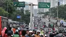 Ratusan sepeda motor terparkir di sepanjang jalan layang atau flyover Gerbang Pemuda, Jakarta, Minggu (9/12). Kendaraan bermotor milik penonoton sepak bola laga Persija vs Mitra Kukar diparkir di trotoar hingga ke flyover. (merdeka.com/Iqbal S. Nugroho)