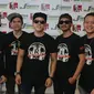 Grup band Repvblik berpose usai peluncuran album kedua di kawasan Tugu Tani, Jakarta, Rabu (7/9). Album kedua Repvblik bertajuk 'Aku Tetap Cinta' dengan memuat 13 lagu.(Liputan6.com/Herman Zakharia)