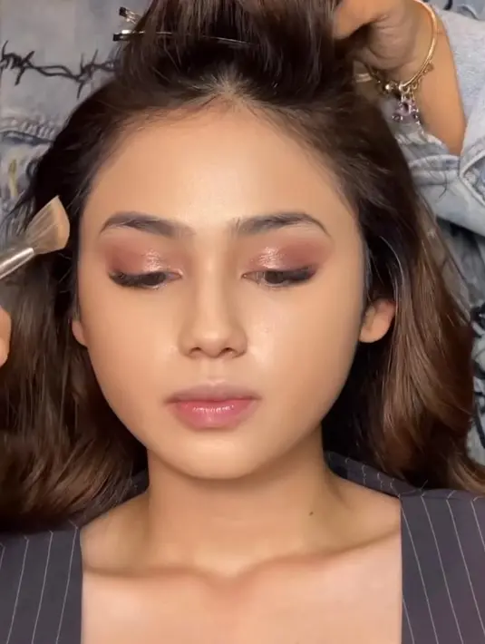 Diaplikasikan juga Azarine get sunkissed bronzer shade hot choco yang memberi warna hangat pada kulit Syifa. [@syifahadju/@itsfrankywu]