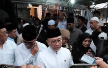 VIDEO: Panggul Karung Beras & Serok Sisa Banjir, Menko Zulhas Temui Korban Bencana Padang