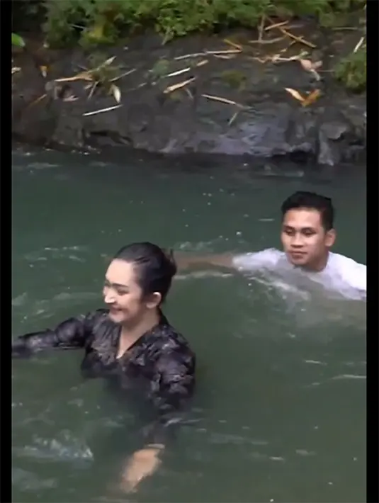 "Healing sambil kecehhhh guysss," tulisnya sebagai keterangan video yang memperlihatkan keseruan mandi di sungai bersama anak-anak dan timnya. [Instagram/nafaurbach]