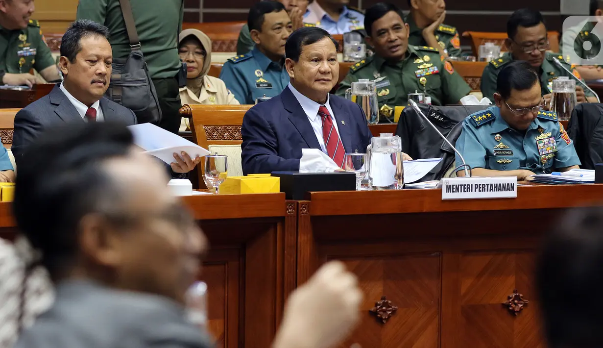 Menteri Pertahanan Prabowo Subianto (tengah) mengikuti rapat kerja dengan Komisi I DPR di Kompleks Parlemen, Senayan, Jakarta, Senin (11/11/2019). Rapat perdana Komisi I bersama Menhan Prabowo ini membahas rencana kerja dan anggaran Kementerian Pertahanan Tahun 2020. (Liputan6.com/Johan Tallo)