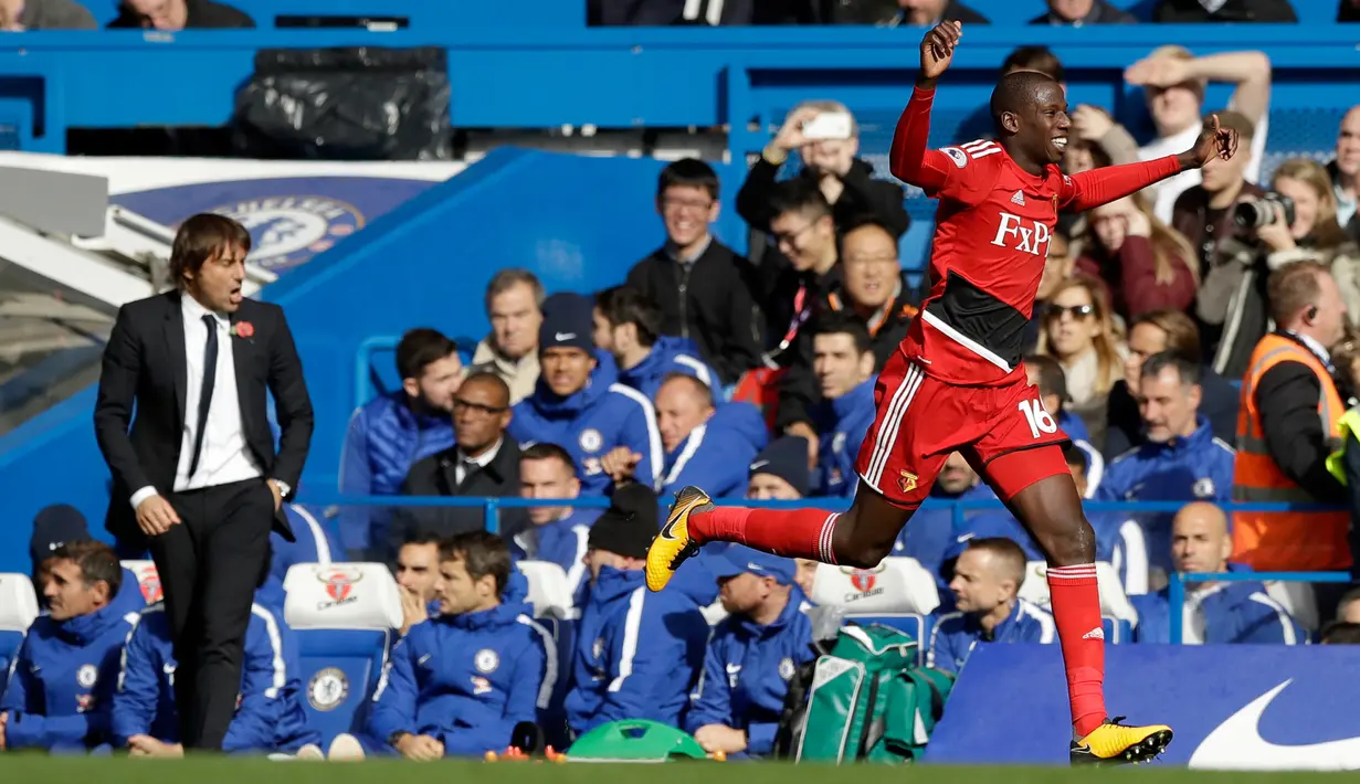 Pemain Watford Abdoulaye Doucoure merayakan gol pertama untuk timnya saat melawan Chelsea di pertandingan Liga Inggris di stadion Stamford Bridge di London (21/10). Watford harus menelan kekalahan 4-2 atas Chelsea. (AP/Matt Dunham)