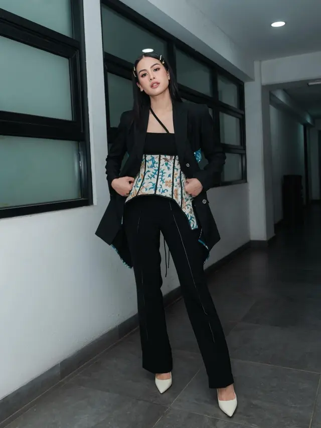 Inspirasi mix and match blazer dari Maudy Ayunda