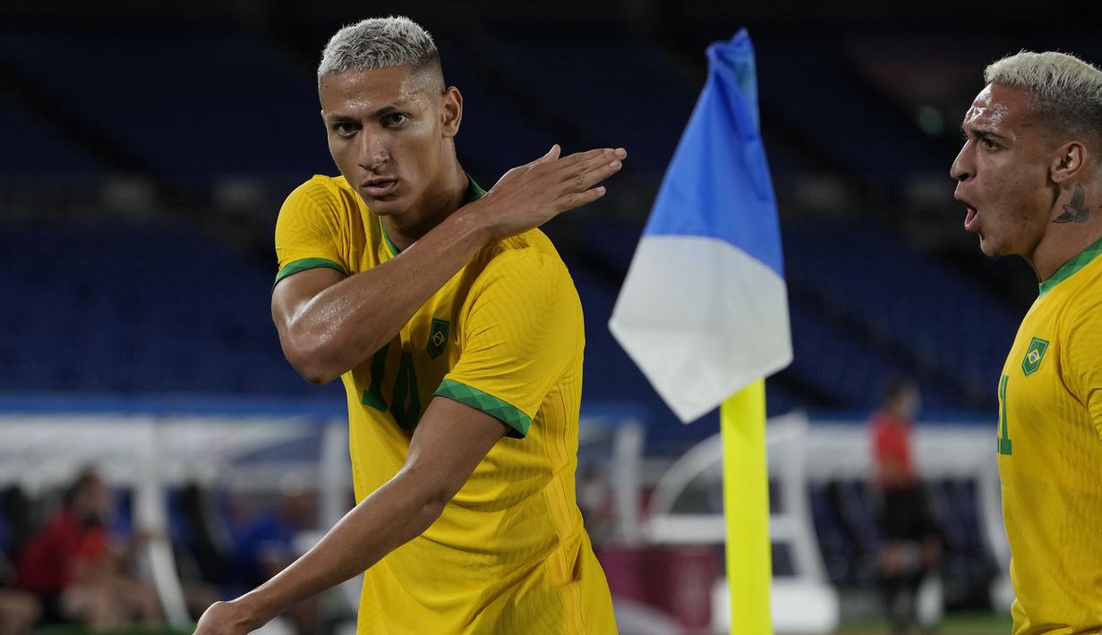 Brasil mengawali langkahnya untuk mempertahankan medali emas cabang sepak bola di Olimpiade Tokyo 2020 dengan hasil positif usai menang 4-2 atas Jerman. Striker Everton, Richarlison menjadi bintang dengan 3 golnya yang sempat membawa Brasil unggul 3-0. (Foto: AP/Kiichiro Sato)