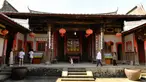 Sejumlah turis mengunjungi Aijing Zhuang, sebuah desa bersejarah yang dikelilingi benteng, di Tongan, Wilayah Yongtai, Provinsi Fujian, China, 19 Juli 2020. Beragam kebijakan telah diterapkan guna melestarikan desa-desa bersejarah di Wilayah Yongtai. (Xinhua/Wei Peiquan)