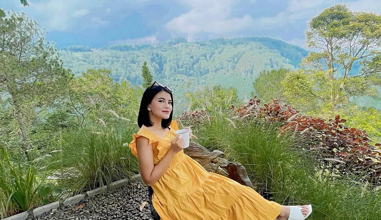 Tania Putri merupakan pemeran Helen dalam sinetron Kepompong yang sempat membuat namanya populer. Pada tahun 2008 hingga 2011 ia eksis di dunia hiburan dengan aktingnya yang mengisi sinetron hingga sitkom bersama Sule. Namun sejak saat itu ia pun vakum di dunia hiburan dan sempat aktong kembali dalam film Persahabatan Bagai Kepompong pada tahun 2021. (Liputan6.com/IG/@taniaputri1707)