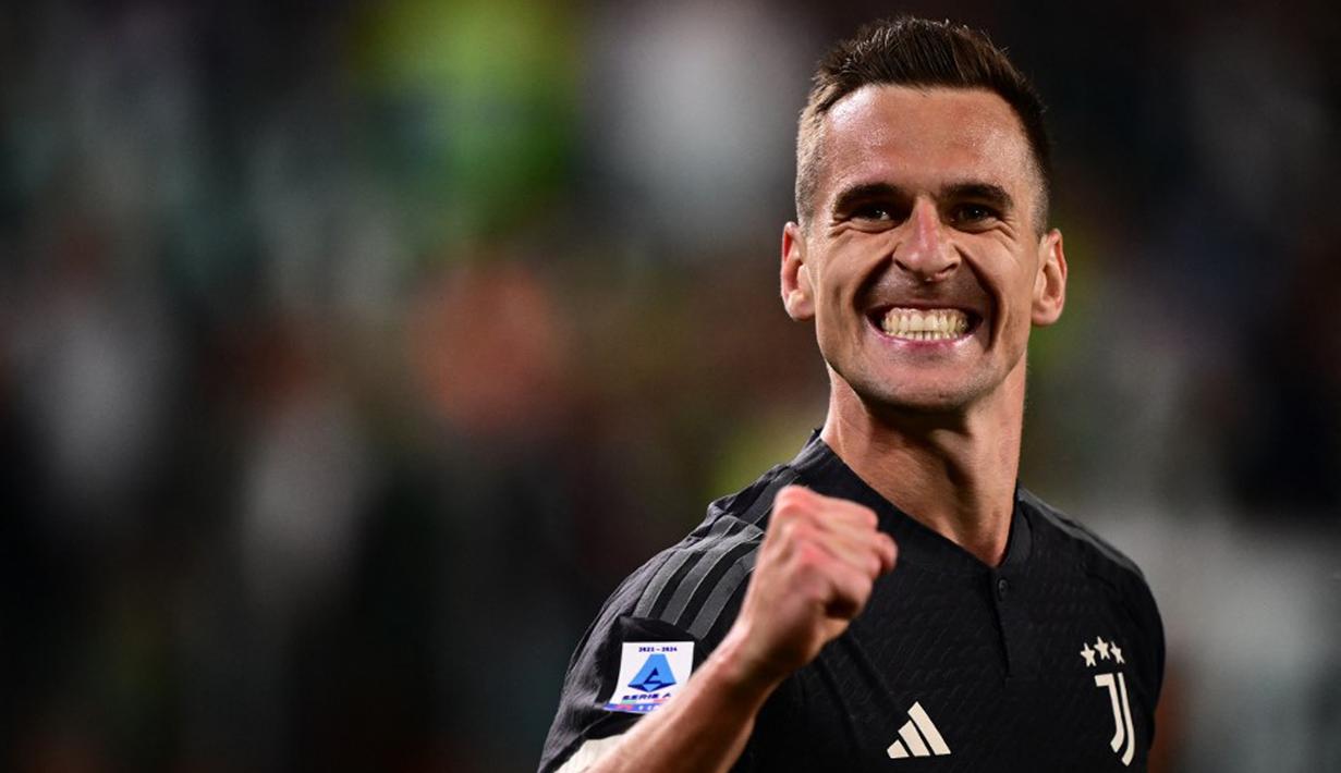 Pemain Juventus Arkadiusz Milik melakukan selebrasi usai mencetak gol ke gawang Lecce pada pertandingan sepak bola Serie A Liga Italia di Allianz Stadium, Turin, Italia, Selasa (26/9/2023). Juventus menang 1-0 atas Lecce. (MARCO BERTORELLO/AFP)