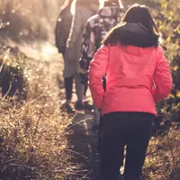 Ilustrasi jaket ringan untuk mendaki gunung | unsplash.com/@aarsoph