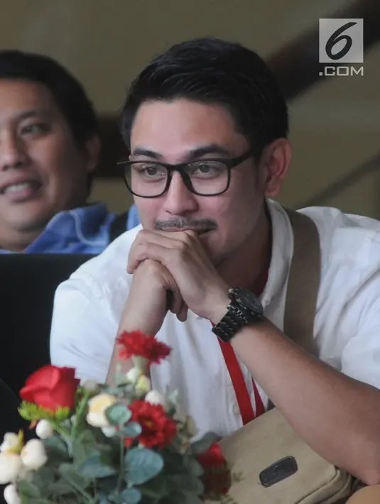 Adik Gubernur Jambi nonaktif Zumi Zola, Zumi Laza Zulkifli menunggu pemeriksaan di gedung KPK, Jakkarta (24/5). Zumi Laza diperiksa terkait kasus dugaan suap dan gratifikasi atas proyek-proyek di Pemprov Jambi. (Merdeka.com/Dwi Narwoko)