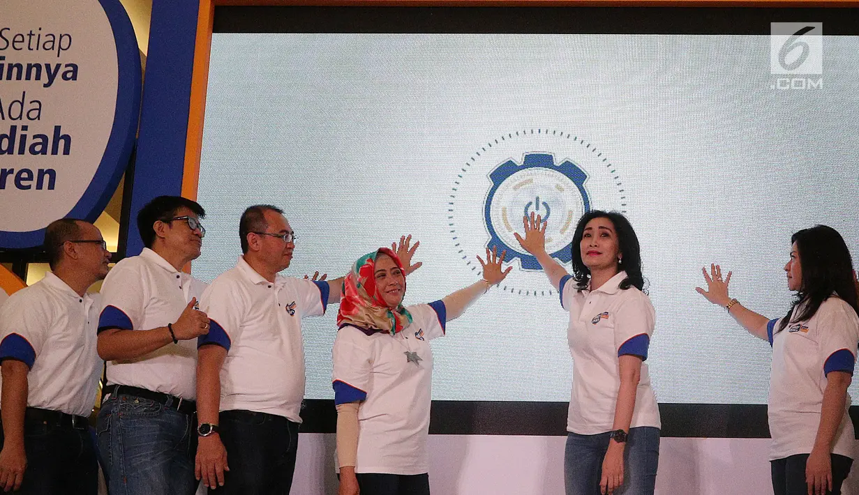 Direktur Consumer Bank BRI, Handayani (kedua kanan) dan jajaran direksi menekan tombol pada peluncuran BRI Poin di Jakarta, Sabtu, (11/11). (Liputan6.com/Fery Pradolo)