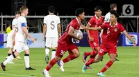 Peman timnas Indonesia U-20, Muhammad Ferarri (tengah) berlari usai menjebol gawang Selandia Baru U-20 pada turnamen mini International Friendly Match di Stadion Utama Gelora Bung Karno, Minggu (19/2/2023). Kali ini skuad arahan Shin Tae Yong harus takluk dari Selandia Baru U-20 dengan skor 1-2. Selanjutnya, Indonesia U-20 akan berhadapan dengan Guatemala U-20 pada Selasa (21/2). (Liputan6.com/Herman Zakharia)