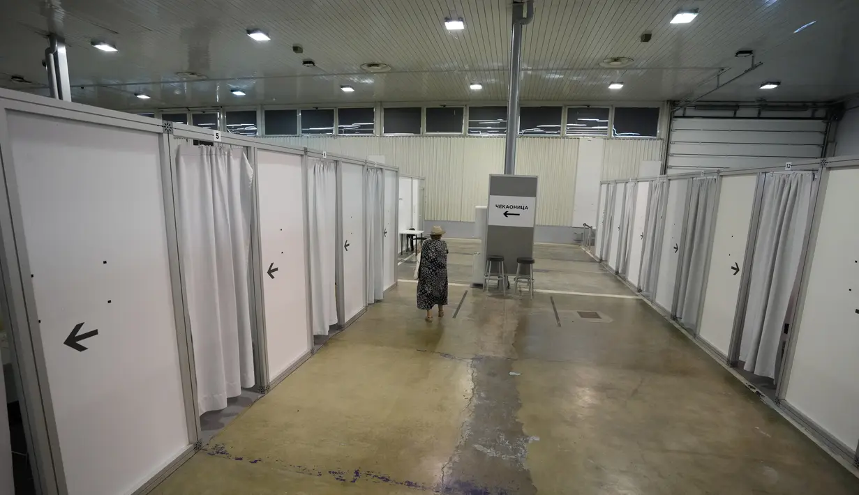 Seorang perempuan pergi setelah menerima suntikan vaksin COVID-19 di pusat vaksinasi darurat Belgrade Fair di Belgrade, Selasa (17/8/2021). Serbia mulai memberikan dosis ketiga atau booster, dari empat vaksin berbeda, termasuk Sinopharm, Pfizer, Sputnik dan AstraZeneca. (AP Photo/Darko Vojinovic)