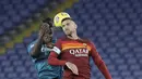 Gelandang AC Milan, Franck Kessie berebut bola dengan gelandang AS Roma, Lorenzo Pellegrini pada pertandingan lanjutan Liga Serie A Italia di stadion Olimpiade, di Roma, Italia,Senin (1/3/2021). AC Milan menang tipis atas AS Roma 2-1. (AP Photo/Gregorio Borgia)