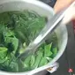 Cara Masak Daun Singkong Agar Tetap Hijau dan Tidak Alot, Cuma Pakai 2 Bahan Dapur (YouTube/Anna Subadi)