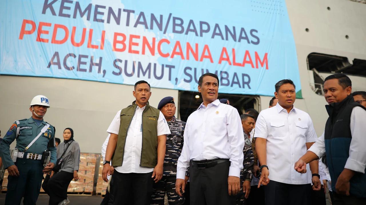 Mentan Amran Kirimkan Bantuan Bencana Sumatera Tahap II Via KRI Surabaya