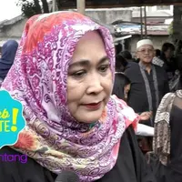 Jenny Rachman datang di pemakaman January Christy. Yenny mengaku tidak terlalu tahu soal penyakit yang diderita January Christy.