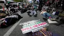 Warga yang menyatakan solidaritas terhadap Palestina berbaring di jalan saat mengikuti aksi yang mengecam tindakan militer Amerika Serikat dan Israel di Gaza, di Seoul, Korea Selatan, Sabtu (3/10/2026). Aksi tersebut menjadi bagian dari unjuk rasa solidaritas terhadap Palestina yang digelar di pusat kota Seoul. Para peserta melakukan aksi die-in dengan berbaring di jalan sebagai simbol korban konflik di Gaza. Unjuk rasa berlangsung di tengah seruan peserta agar konflik di Gaza dihentikan. (AP Photo/Ahn Young-joon)