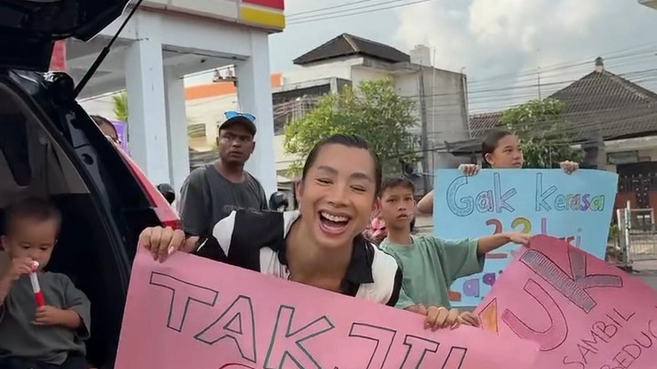5 Potret Jennifer Bachdim dan Keluarga Bagi-Bagi Takjil Gratis