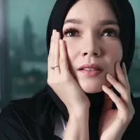 Dalam sujud dan doa, Dewi Sandra berusaha untuk menjalani hidup lebih baik lagi.  (Foto: Adrian Putra, Stylist: Indah Wulansari, DI: Muhammad Iqbal Nurfajri/Bintang.com)