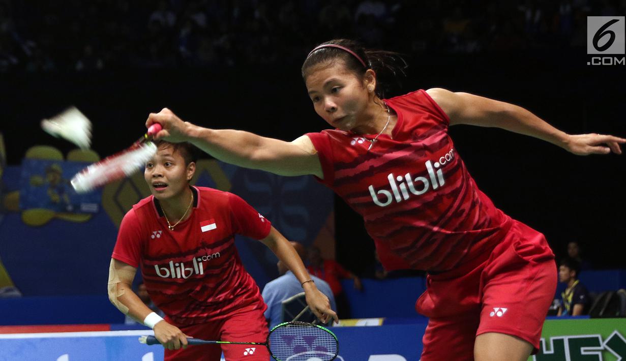 Ganda Putri Indonesia, Greysia Polii/Apriyani Rahayu mengembalikan kok ke arah Chang Ye Na/Lee So Hee (Korsel) di Babak Kedua Indonesia Open 2017, Jakarta, Kamis (15/6). Greysia/Apriyani kalah 18-21, 14-21. (Liputan6.com/Helmi Fithriansyah)