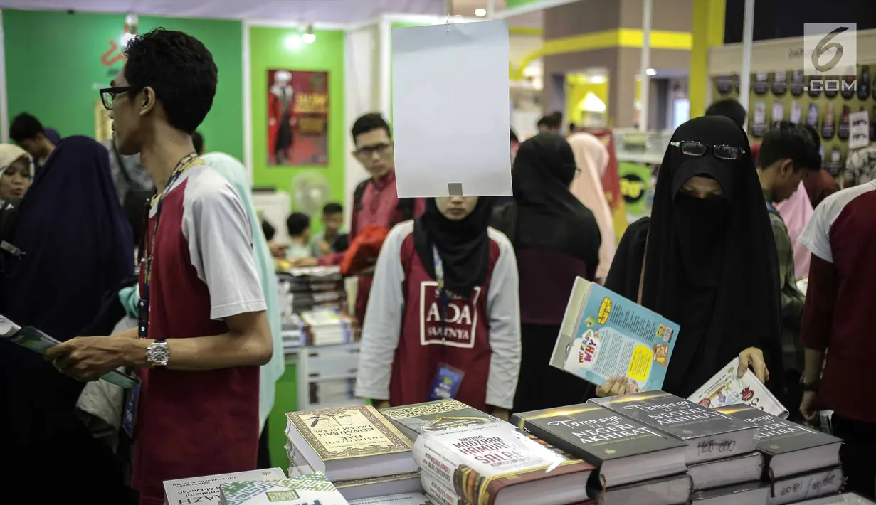Pengunjung melihat-lihat buku di Islamic Book Fair 2018 di JCC, Jakarta, Jumat (20/4). (Liputan6.com/Faizal Fanani)