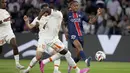 Penyerang PSG Bradley Barcola (kanan) mencetak gol pembuka ke gawang Montpellier dalam duel pekan ke-2 Ligue 1 2024/2025 di Parc des Princes, Sabtu (24/8/2024) dinihari WIB. (AP Photo/Thibault Camus)