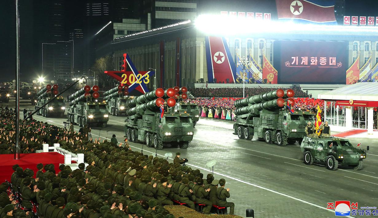 Parade militer untuk memperingati 75 tahun berdirinya Tentara Rakyat Korea digelar di Lapangan Kim Il Sung, Pyongyang, Korea Utara, 8 Februari 2023. Parade militer besar-besaran tersebut memamerkan perangkat keras terbaru dari persenjataan nuklir Korea Utara yang berkembang pesat. (STR/KCNA VIA KNS/AFP)