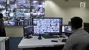 Petugas Dishub memantau aktivitas di Terminal Pulogebang dari ruang monitor CCTV, Jakarta, Kamis (30/5). Sebanyak 64 kamera CCTV dipasang ditiap sudut strategis Terminal guna menjaga keamanan sekaligus meningkatkan kenyamanan pengunjung, terutama saat arus mudik. (Liputan6.com/Iqbal S. Nugroho)