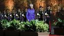 Perdana Menteri Singapura Lee Hsien Loong tiba pada acara 'Welcoming Dinner and Cultural Performance G20 Indonesia' di Taman Budaya Garuda Wisnu Kencana Bali, Selasa malam (15/11/2022). Dalam acara ini, PM Lee Hsien Loong memakai batik bepalet ungu. (Willy Kurniawan/Pool Photo via AP)