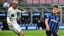 Bek Sassuolo, Vlad Chiriches (kiri) dan penyerang Inter Milan, Lautaro Martinez mengejar bola pada laga tunda Liga Italia di Stadio Giuseppe Meazza, Kamis (8/4/2021) dini hari WIB. Bermain di kandang, Inter Milan mengalahkan Sassuolo dengan skor 2-1. (Isabella BONOTTO / AFP)