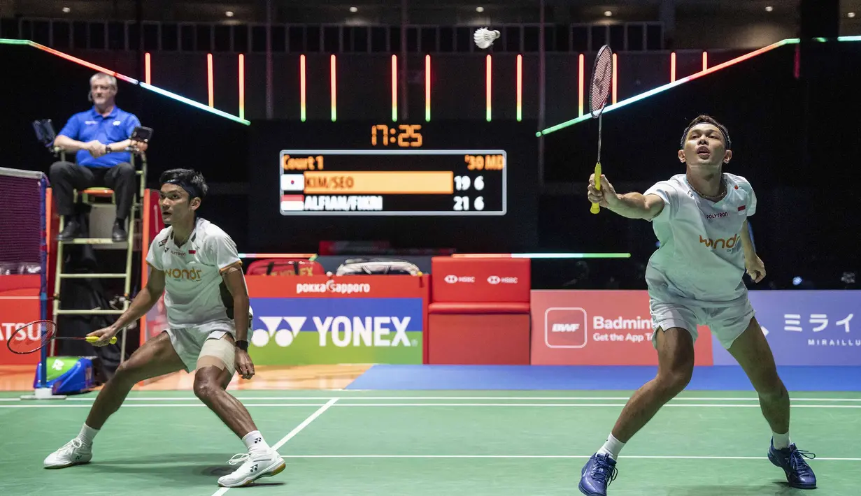 Ganda putra Indonesia Fajar Alfian dan Muhammad Shohibul Fikri melakukan pengembalian bola melawan ganda putra Korea Selatan Kim Won-ho dan Seo Seung-jae selama pertandingan final ganda putra turnamen bulu tangkis Japan Open di Tokyo Gymnasium, Tokyo, pada 19 Juli 2026. (AFP/  Yuichi Yamazaki)