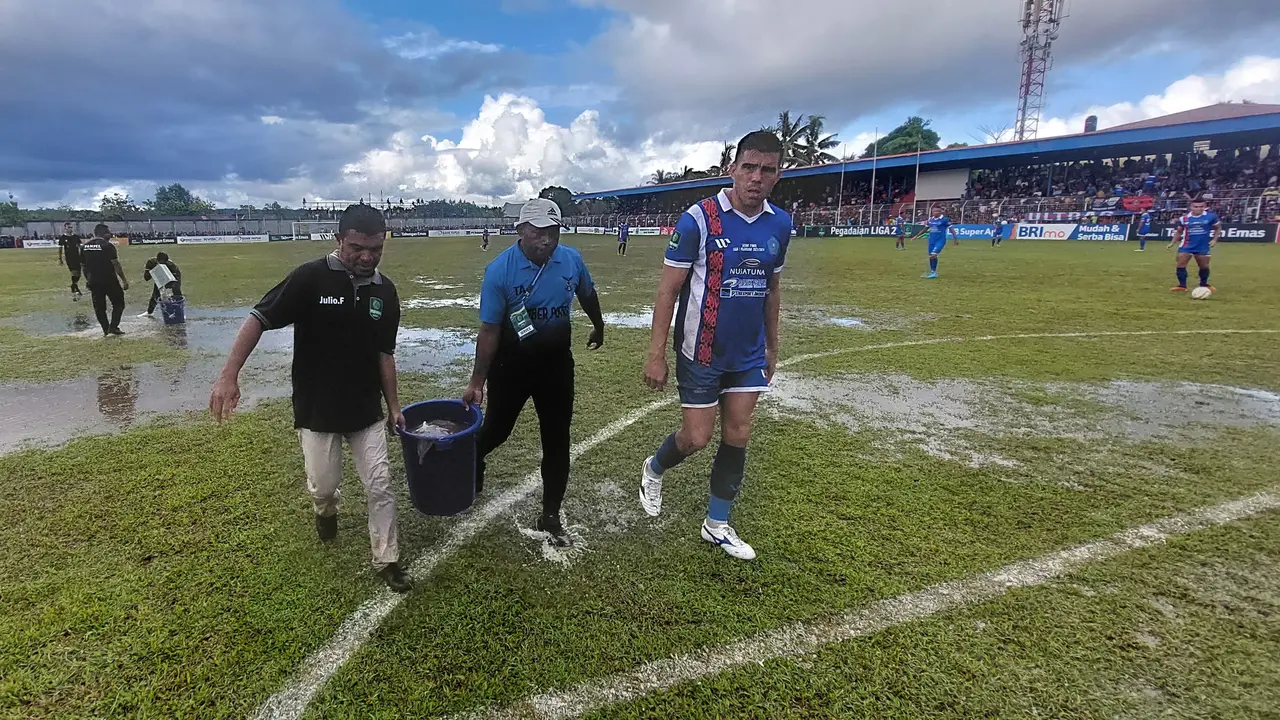 Lapangan Stadion Cenderawasih Biak, tergenang dalam laga final leg pertama Pegadaian Liga 2 2023/2024