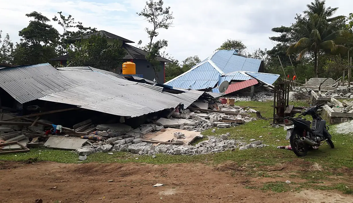 Kondisi bangunan rumah yang rusak akibat gempa di Ambon, Maluku, Jumat (27/9/2019). Badan Nasional Penanggulangan Bencana (BNPB) menyebut korban meninggal akibat gempa magnitudo 6,5 yang mengguncang Maluku pada 26 September 2019 sebanyak 23 orang. (HO/BADAN NASIONAL PENANGGULANGAN BENCANA/AFP)